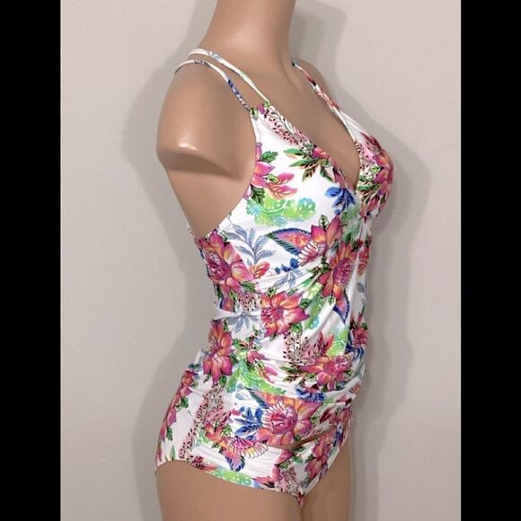 New. La Blanca floral Tankini set. Normally $189
8-top/10-bottom - Picture 7 of 15